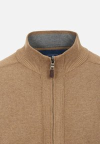 Brązowy sweter o dzianinowym wzorze z kołnierzem na zamek. Posiada strukturalny, prążkowany materiał, kontrastową szaro-skalną podszewkę oraz mały skórzany detal przy zamku.