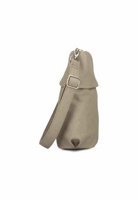 Borsa in pelle beige con finitura testurizzata, design affusolato e tracolla. Dispone di una clip metallica per una chiusura sicura.