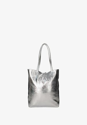 Silberne metallische Tragetasche mit zwei langen Griffen, glatter Textur, offenes Topdesign und einem Kordelzugverschluss.