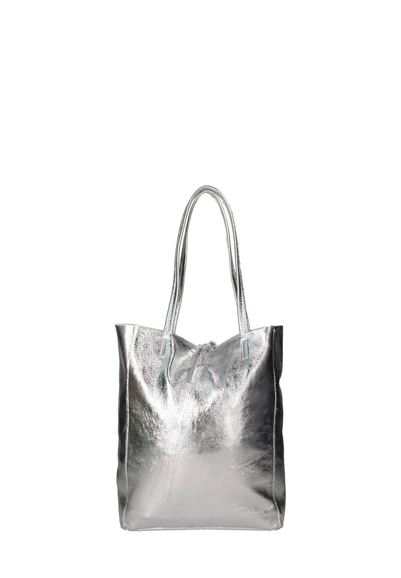 Borsa tote metallica argento con due manici lunghi, texture liscia, design con apertura superiore e chiusura con cordoncino.