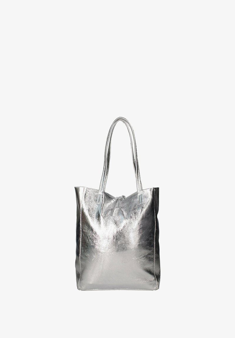 Borsa tote metallica argento con due manici lunghi, texture liscia, design con apertura superiore e chiusura con cordoncino.