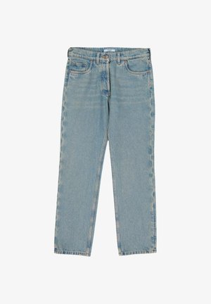 Jean droit en denim bleu clair avec fermeture par bouton et zip, poches avant et arrière, et passants de ceinture.