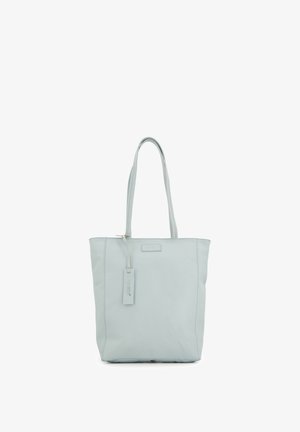 Jasnoniebieska skórzana torba tote o gładkiej fakturze, z dwoma długimi uchwytami i teksturowaną metką; charakteryzuje się minimalistycznym designem i otwartą górą.