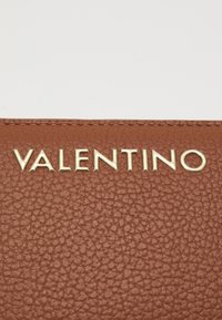 Valentino Bags SPECIAL MARTU - Carteira - cognac