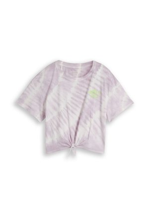Jasnofioletowy i biały krótki crop top z krótkim rękawem w stylu tie-dye, z węzłem z przodu i małym zielonym napisem na górnej lewej stronie klatki piersiowej.
