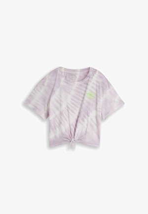 Hellviolettes und weißes Batik-Kurzarm-Crop-Top mit Knoten vorne und kleinem grünem Text auf der oberen linken Brust.