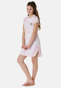 Różowa sukienka tie-dye z krótkim rękawem i bocznymi rozcięciami, z logo na klatce piersiowej. Wykonana z miękkiego materiału bawełnianego, w swobodnym i wygodnym stylu.