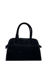 Borsa a mano in suede nero con due manici rotondi, design strutturato e dettagli di cucitura visibili. Compatta e minimale nell'aspetto.