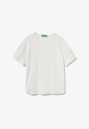 Prosty biały T-shirt z krótkim rękawem i okrągłym dekoltem, z zieloną metką "United Colors of Benetton" przy kołnierzu, prezentowany na białym tle.