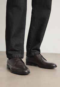 Unselected, dark brown