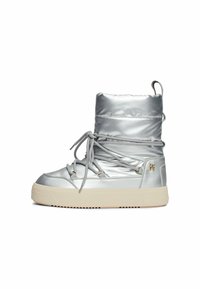 Zilveren gewatteerde enkellaars met een gladde metallic afwerking, vetersluiting aan de voorkant, rubberen zool en een ritssluiting aan de zijkant. Heeft een lus voor gemakkelijk aan- en uittrekken.