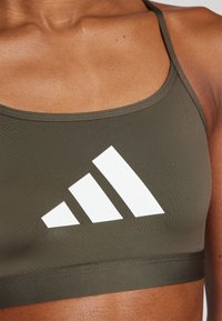 adidas Performance AEROREACT BIG GRAPHIC - Sports-BH-er med lett støtte - shadow olive