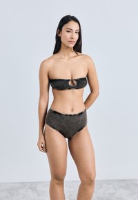 Top de bikini bandeau negru cu decupaj în formă de cheie, asortat cu slipuri cu talie înaltă, realizate din material texturat și cu detalii contrastante de cusături.