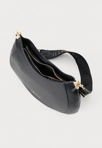 Μαύρη δερμάτινη τσάντα ώμου με χρυσό φερμουάρ, με μεγάλο χώρο και λουρί με τύπωμα λογότυπου. Απαλή υφή και κυρτός σχεδιασμός.