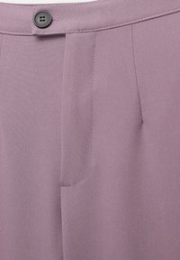 Pantalons ajustés violets dotés d'une fermeture à un bouton, de plis avant et d'une texture de tissu lisse. Coutures visibles et détails de poche.