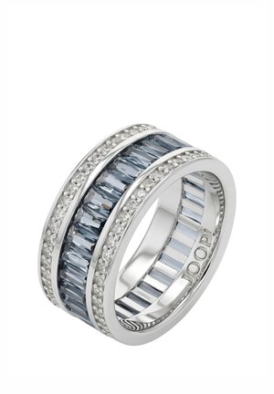 Anello largo in argento con due file esterne di piccole pietre trasparenti e una fila centrale di pietre rettangolari blu, inciso con "JOOP!" all'interno.