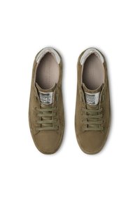 Sneaker in suede verde oliva con punta arrotondata, lacci piatti e dettagli in argento sulla linguetta. Presenta dettagli perforati sui lati.