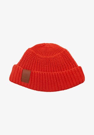Czerwona dziana czapka beanie z podwiniętym daszkiem i teksturowanym wykończeniem, z brązową skórzaną łatą z logo z przodu.