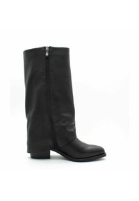 Czarne skórzane botki za kostkę z okrągłym noskiem, słupkiem i pełnym zamkiem błyskawicznym z boku. Cholewka ma miękkie, teksturowane wykończenie.