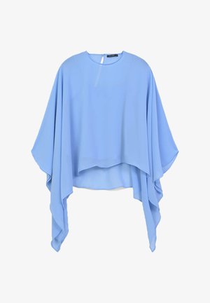 Blusa azzurra chiara fluida con maniche ampie e drappeggiate e scollatura rotonda, dotata di chiusura a bottone a forma di chiave sul retro.