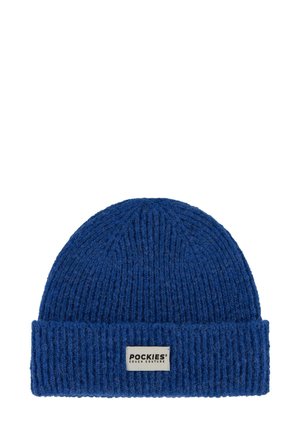 Blauer Strickmütze aus strukturiertem Stoff, mit einem umgeschlagenen Bündchen und einem Etikett mit Text. Das Design betont Wärme und Komfort.
