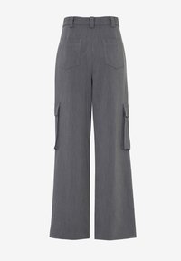 Pantaloni cargo grigi a gamba larga realizzati in un tessuto dalla texture liscia. Presentano due tasche cargo laterali e una vita con cintura. Sono visibili anche le tasche posteriori.