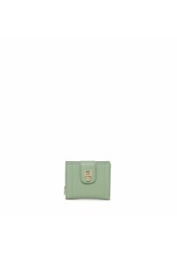 Portafoglio in pelle verde menta con pattina pieghevole, hardware dorato e logo impresso. Presenta dettagli cuciti e un design compatto.