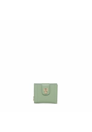 Portefeuille en cuir vert menthe avec rabat rabattable, quincaillerie dorée et logo embossé. Présente des détails cousus et un design compact.