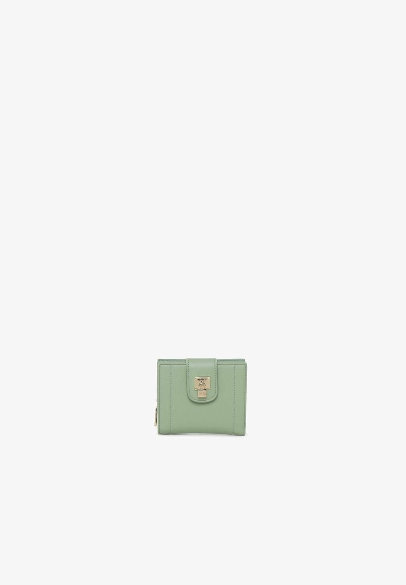 Portafoglio in pelle verde menta con pattina pieghevole, hardware dorato e logo impresso. Presenta dettagli cuciti e un design compatto.