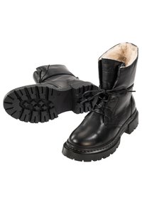 Svarta läderankelstövlar med mjukt pälsfoder, rund tå och grov gummisula med djupa mönster. Snörning för säker passform.
