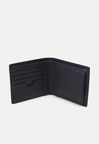 Portafoglio in pelle nera con design a pieghe, dotato di più slot per schede e un compartimento separato per l'ID. Texture liscia e stile minimalista.