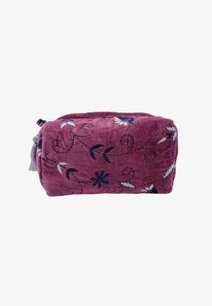 Petite pochette rectangulaire souple violette avec motifs floraux et tourbillons brodés en bleu foncé et blanc, avec un pompon latéral et une fermeture éclair.