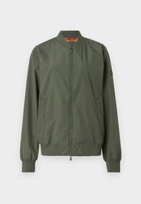 Groene bomberjack met een rits aan de voorkant, ribgebreide manchetten en zoom, zijzakken en een subtiele glans; heeft een oranje binnenkant.