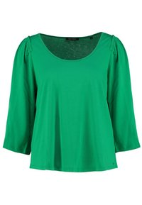 Groene top met korte mouwen, featuring een brede ronde hals en textuur met plooien op de schouders. Gemaakt van zachte, lichtgewicht stof.