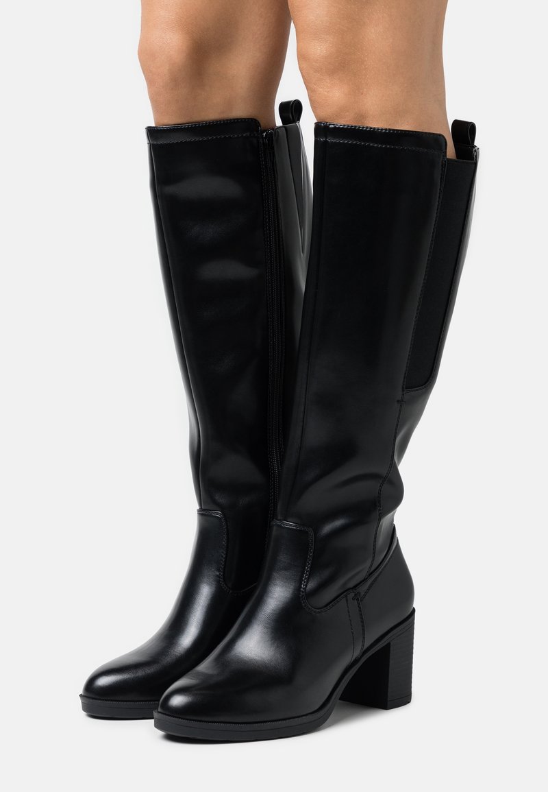 Bottes noires en cuir montant jusqu'au genou avec une finition lisse, un bout carré et un talon épais. Dotées d'une fermeture éclair latérale et d'un panneau élastique pour le confort.