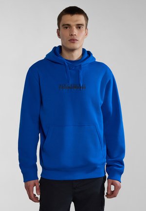 Felpa blu realizzata in tessuto misto cotone, con tasca a marsupio frontale, cappuccio con cordino e logo stampato sul petto.