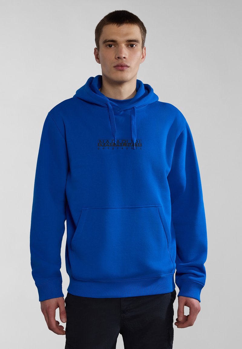 Sudadera azul hecha de una mezcla de algodón, con un bolsillo canguro en la parte frontal, capucha con cordón y un logo impreso en el pecho.