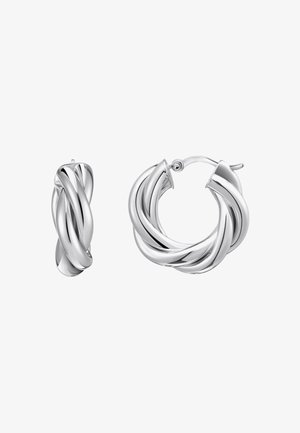 Silberohrringe mit einem verdrehten Design; einer im Ohrhängerstil und der andere ein kleiner, verdrehter Stecker. Polierte, reflektierende Oberfläche.