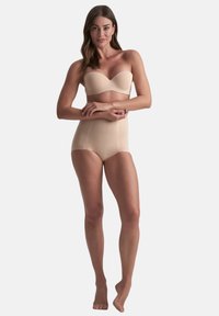 Reggiseno beige senza spalline con tessuto morbido. Slip a vita alta abbinati. Design elegante, cuciture minime e costruzione senza giunture per il massimo comfort.