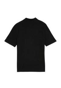 Černé polo tričko s krátkým rukávem, plochým límečkem a hladkou texturou. Představuje čistý, jednoduchý design bez vzorů nebo ozdob.