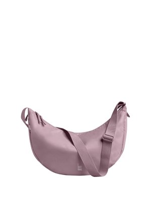 Sac à épaule en forme de croissant violet clair avec bandoulière réglable et fermeture éclair en haut, étiqueté "GOT BAG" près du centre en bas.