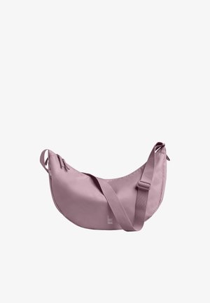 Hellviolette halbmondförmige Schultertasche mit verstellbarem Riemen und Reißverschluss oben, mit der Beschriftung "GOT BAG" nahe der unteren Mitte.