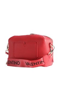 Röd läderaxelväska med texturerad yta, rektangulär form, silverfärgad hårdvara och ett märkesrem som har "VALENTINO" i svart.