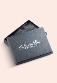Grå smykkeboks med struktureret overflade, der har et hvidt logo med teksten "Sofia Milani JEWELS," delvist åben med mørkt silkepapir indeni.