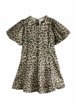 Lyhythihainen mekko, joka on valmistettu sileästä, kevyestä kankaasta, jossa on leopardi-kuvio beige- ja ruskeasävyissä, tummilla yksityiskohdilla ja leveällä helmalla.