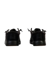 Zwarte schoenen met een gladde leren buitenkant, afgeronde vormen en geclusterde accenten op de hak. Elastische veters en een logo op de achterkant.