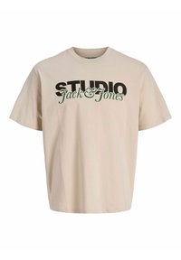 Beżowa bawełniana koszulka z okrągłym dekoltem, krótkimi rękawami i wyraźnym czarnym oraz zielonym napisem "STUDIO Jack & Jones."
