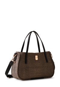 Borsa a tracolla marrone con texture, manici in pelle nera, dotata di un accento in hardware dorato e di una tracolla staccabile. Forma curvata e design spazioso.