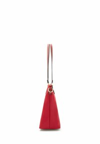 Borsa a tracolla rossa a forma triangolare con finitura liscia, sottile tracolla in pelle, dettagli in anello di hardware dorato e un design pulito e minimalista.