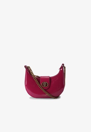 Sac à main en cuir verni rose avec une forme arrondie, une bandoulière en chaîne dorée et un fermoir rond décoratif à l'avant. Texture lisse.